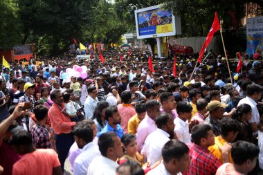 NEW DELHI INDIA 20 Haziran 2023 Devotees, 20 Haziran 2023 tarihinde Hauz Khas 'ta düzenlenen yıllık Jagannath Rath Yatra At Arabaları Festivali' ne katılmaktadır. 