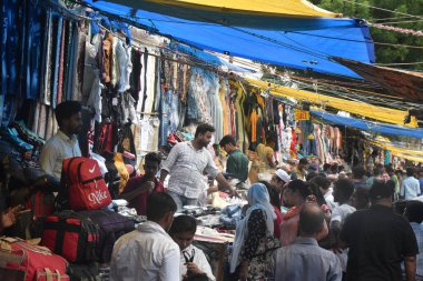 YENİ DELHI INDIA 28 HAZİRAN 2023 Müslüman insan Meena Bazar Jama Mescid 'den 28 Haziran 2023' te Yeni Delhi Hindistan 'da Kurban Bayramı' ndan bir gün önce İtaat Günü için hazırlanıyor.