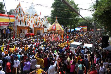 NEW DELHI INDIA 20 Haziran 2023 Devotees, 20 Haziran 2023 tarihinde Hauz Khas 'ta düzenlenen yıllık Jagannath Rath Yatra At Arabaları Festivali' ne katılmaktadır. 