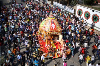 NEW DELHI INDIA 20 Haziran 2023 Devotees, 20 Haziran 2023 tarihinde Hauz Khas 'ta düzenlenen yıllık Jagannath Rath Yatra At Arabaları Festivali' ne katılmaktadır. 