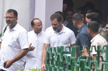 NEW DELHI INDIA HAZİRAN 28 HAZİRAN 2023 Kongre Başkanı Rahul Gandhi, 28 Haziran 2023 tarihinde Yeni Delhi Hindistan 'da yapılacak bir seçim toplantısı sonrasında ayrıldı. 