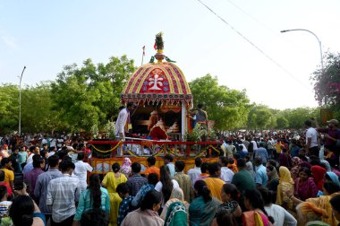 NOIDA İNDIA 20 HAZİRAN 2023 Hayranları, 20 Haziran 2023 tarihinde Noida Hindistan 'da bulunan 121. Bölge' de düzenlenen Jagannath Rath Yatra Festivali sırasında Hindu tanrıları Lord Jagannath ve kız kardeşi Subhadra 'nın savaş arabasını hevesle çektiler.