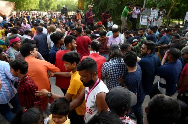 NOIDA İNDIA 20 HAZİRAN 2023 Hayranları, 20 Haziran 2023 tarihinde Noida Hindistan 'da bulunan 121. Bölge' de düzenlenen Jagannath Rath Yatra Festivali sırasında Hindu tanrıları Lord Jagannath ve kız kardeşi Subhadra 'nın savaş arabasını hevesle çektiler.