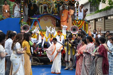 KOLKATA INDIA 20 Haziran 2023 'te Batı Bengal Mamata Banerjee Uluslararası Krishna Bilinci Derneği başkanı ISKCON Rath Yatra' nın açılışını 20 Haziran 2023 'te Kolkata Hindistan' da gerçekleştirdi. 