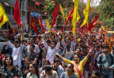 MUMBAI INDIA 20 HAZİRAN 2023 Jagannath Ratha Yatra geçit töreni için 20 Haziran 2023 'te Hindistan' da Ghatkopar 'da toplandı.