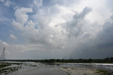 NOIDA INDIA 28 HAZİRAN 2023 Bulutları 28 Haziran 2023 tarihinde Noida Hindistan 'da yağmurdan önce şehrin üzerinde süzülür. Fotoğraf: Sunil Ghosh Hindustan Times 