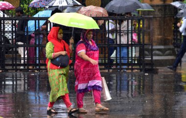 MUMBAI INDIA HAZİRAN 28 HAZİRAN 2023 Bhushan Koyande Hindustan Times tarafından 28 Haziran 2023 tarihinde Mumbai Hindistan 'da CST bölgesinde yağmurdan geçenler 