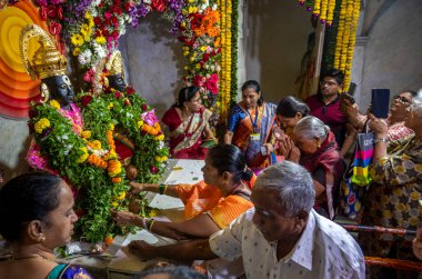 MUMBAI INDIA 28 Haziran 2023 Satish Bate Hindustan Times tarafından Hindistan 'da 28 Haziran 2023 tarihinde Aashadi Ekadashi' nin Wadala 'da tapınağın içinde Tanrı Vitthal ve Rukmini' ye dua sunulmaktadır. 