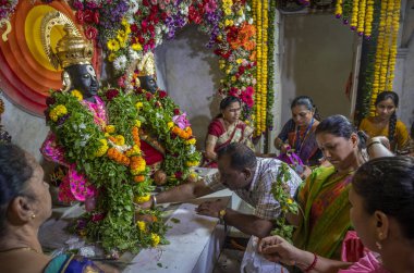 MUMBAI INDIA 28 Haziran 2023 Satish Bate Hindustan Times tarafından Hindistan 'da 28 Haziran 2023 tarihinde Aashadi Ekadashi' nin Wadala 'da tapınağın içinde Tanrı Vitthal ve Rukmini' ye dua sunulmaktadır. 