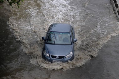 GURUGRAM INDIA 29 Haziran 2023 Araçlar, 29 Haziran 2023 'te Hindistan Gurugram' da Narsinghpur köyü yakınlarındaki NH 48 servis yolu üzerinde yoğun yağmurda yürüdü. Fotoğraf: Parveen Kumar Hindustan Times 