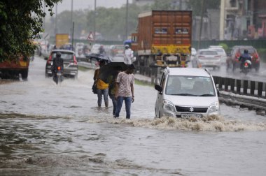 GURUGRAM INDIA 29 Haziran 2023 Araçlar, 29 Haziran 2023 'te Hindistan Gurugram' da Narsinghpur köyü yakınlarındaki NH 48 servis yolu üzerinde yoğun yağmurda yürüdü. Fotoğraf: Parveen Kumar Hindustan Times 