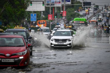 NEW DELHI INDIA 29 Haziran 2023 Sanchit Khanna Hindustan Times tarafından Yeni Delhi Hindistan 'da 29 Haziran 2023 tarihinde Moti Nagar' da aniden yağan yağmurlar sonrasında işlek bir caddeye bağlanır. 
