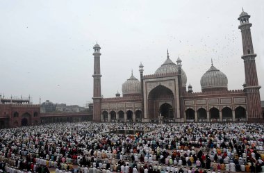 YENİ DELHI INDIA 29 Haziran 2023 Müslümanlar tarihi Jama Mescidi 'nde namaz kılmak için 29 Haziran 2023' te Yeni Delhi 'de Yeni Delhi' de Kurban Bayramı 'nda, Bakra Bakrid al Adha Kurban Bayramı veya Qurban Bayarami olarak da bilinir.