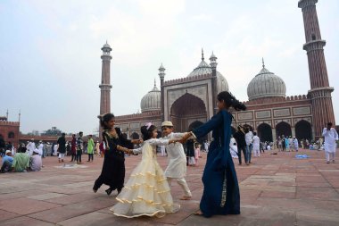 YENİ DELHI INDIA 29 Haziran 2023 Çocuklar tarihi Jama Mescidi 'nde namaz kıldıktan sonra 29 Haziran 2023' te Yeni Delhi 'de Yeni Delhi' de Kurban Bayramı 'nda ya da Bakra Bakrid al Adha Kurban Bayramı' nda ya da Qurban Baya 'da Qurban Baya' da oynadılar.