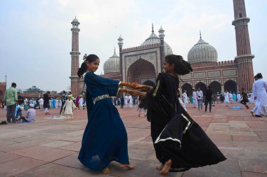YENİ DELHI INDIA 29 Haziran 2023 Çocuklar tarihi Jama Mescidi 'nde namaz kıldıktan sonra 29 Haziran 2023' te Yeni Delhi 'de Yeni Delhi' de Kurban Bayramı 'nda ya da Bakra Bakrid al Adha Kurban Bayramı' nda ya da Qurban Baya 'da Qurban Baya' da oynadılar.