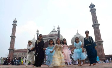 YENİ DELHI INDIA 29 Haziran 2023 Çocuklar tarihi Jama Mescidi 'nde namaz kıldıktan sonra 29 Haziran 2023' te Yeni Delhi 'de Yeni Delhi' de Kurban Bayramı 'nda ya da Bakra Bakrid al Adha Kurban Bayramı' nda ya da Qurban Baya 'da Qurban Baya' da oynadılar.