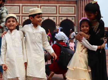 YENİ DELHI INDIA 29 Haziran 2023 Çocuklar tarihi Jama Mescidi 'nde namaz kıldıktan sonra 29 Haziran 2023' te Yeni Delhi 'de Yeni Delhi' de Kurban Bayramı 'nda ya da Bakra Bakrid al Adha Kurban Bayramı' nda ya da Qurban Baya 'da Qurban Baya' da oynadılar.