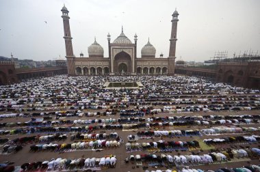 YENİ DELHI INDIA 29 HAZİRAN 2023 Müslüman hayranları 29 Haziran 2023 'te Jama Mescidi' nde Kurban Namaz 'ı sundular. Yeni Delhi' de Yeni Delhi 'de Kurban Bayramı 