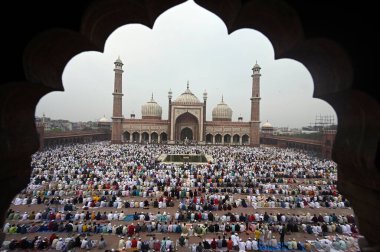 YENİ DELHI INDIA 29 HAZİRAN 2023 Müslüman hayranları 29 Haziran 2023 'te Jama Mescidi' nde Kurban Namaz 'ı sundular. Yeni Delhi' de Yeni Delhi 'de Kurban Bayramı 