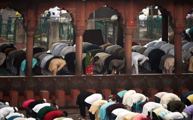 YENİ DELHI INDIA 29 HAZİRAN 2023 Müslüman hayranları 29 Haziran 2023 'te Jama Mescidi' nde Kurban Namaz 'ı sundular. Yeni Delhi' de Yeni Delhi 'de Kurban Bayramı 