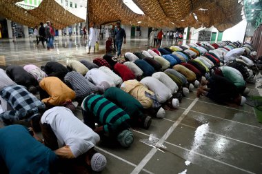 NOIDA INDIA 29 Haziran 2023 Müslümanlar, 29 Haziran 2023 tarihinde Noida Hindistan 'da Ramazan ayında 8. Jama Mescidi' nde Kurban Bayramı için namaz kıldılar. Bakra Bakrid al Adha Kurban Bayramı ya da Qurban Bayarami, İslami Bayarami 'dir.