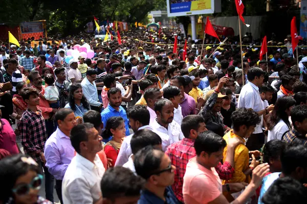 NEW DELHI INDIA 20 Haziran 2023 Devotees, 20 Haziran 2023 tarihinde Hauz Khas 'ta düzenlenen yıllık Jagannath Rath Yatra At Arabaları Festivali' ne katılmaktadır. 