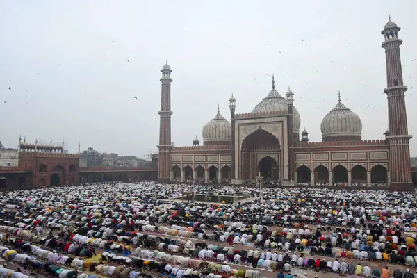 YENİ DELHI INDIA 29 Haziran 2023 Müslümanlar tarihi Jama Mescidi 'nde namaz kılmak için 29 Haziran 2023' te Yeni Delhi 'de Yeni Delhi' de Kurban Bayramı 'nda, Bakra Bakrid al Adha Kurban Bayramı veya Qurban Bayarami olarak da bilinir.