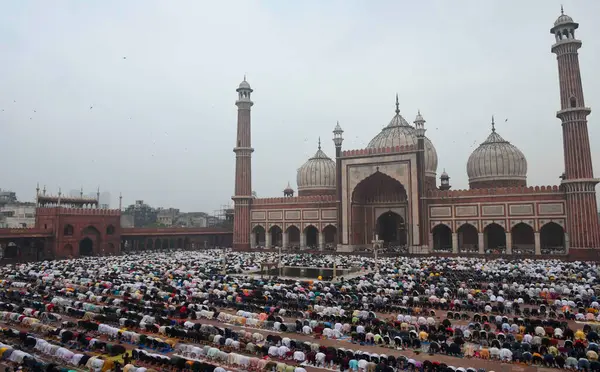 YENİ DELHI INDIA 29 Haziran 2023 Müslümanlar tarihi Jama Mescidi 'nde namaz kılmak için 29 Haziran 2023' te Yeni Delhi 'de Yeni Delhi' de Kurban Bayramı 'nda, Bakra Bakrid al Adha Kurban Bayramı veya Qurban Bayarami olarak da bilinir.