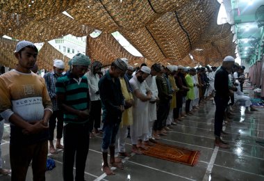 NOIDA INDIA 29 Haziran 2023 Müslümanlar, 29 Haziran 2023 tarihinde Noida Hindistan 'da Ramazan ayında 8. Jama Mescidi' nde Kurban Bayramı için namaz kıldılar. Bakra Bakrid al Adha Kurban Bayramı ya da Qurban Bayarami, İslami Bayarami 'dir.