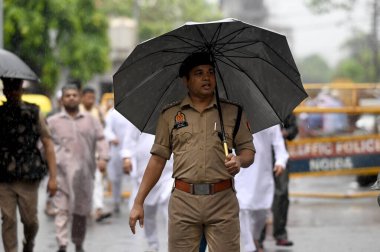 NoIDA INDIA 29 Haziran 2023 Kurban Bayramı münasebetiyle cami önünde nöbet tutan polis memuru, 29 Haziran 2023 'te Noida Hindistan' da Noida Hindistan 'da, Kurban Bayramı' nda, Bakra Bakrid al Adha Kurban Bayramı veya Qurban Bayarami olarak da bilinir. 