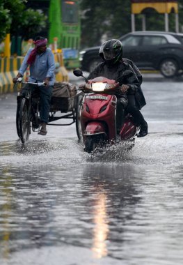 NOIDA INDIA 29 HAZİRAN 2023 Ghosh Times tarafından Noida Hindistan 'da 29 Haziran 2023 tarihinde sular altında kalan bir yoldan geçmektedir. 