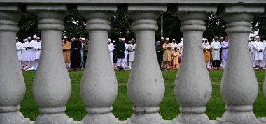 KOLKATA INDIA 29 Haziran 2023 Müslüman dindarlar, 29 Haziran 2023 'te Kızıl Yol' da Kurban Bayramı ya da Kurban Bayramı olarak da bilinen Kurban Bayramı için Bakkata Hindistan 'da Bakkata Kurban Bayramı ya da Qu el Adban olarak da bilinen Kurban Bayramı' nda namaz kılıyor.