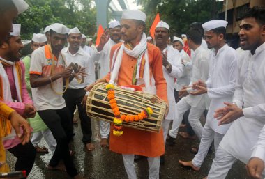 MUMBAI INDIA JUNE 29 2023 Pilgrims participate in the Dindi procession on the occasion of Ashadhi Ekadashi at Vitthal Mandir at Wadala on June 29 2023 in Mumbai India Photo by Bhushan Koyande Hindustan Times  clipart