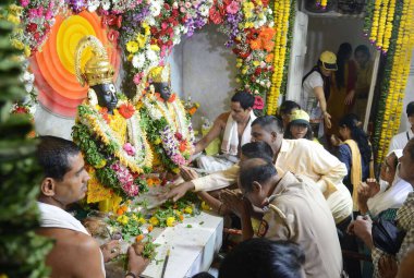 MUMBAI INDIA 29 HAZİRAN 2023 Hacılar, 29 Haziran 2023 'te Wadala' daki Vitthal Mandir 'de Ashadhi Ekadashi vesilesiyle Bhushan Koyande Hindustan Times tarafından çekilmiştir. 