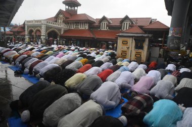 MUMBAI INDIA 29 Haziran 2023 Müslümanlar, 29 Haziran 2023 'te Mumbai Hindistan' da Kurban Bayramı vesilesiyle Bandra İstasyonu 'nun önünde namaz kılıyor. Bakra Kurban Bayramı olarak da bilinen Kurban Bayramı, Bayarami İslami bayramıdır.