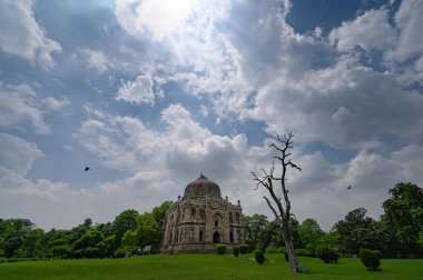 Yeni DELHI INDIA HAZİRAN 30 HAZİRAN 2023 Lodhi Garden 'da gökyüzünde süzülen bulutlar 30 Haziran 2023' te Yeni Delhi Hindistan 'da şiddetli yağmurlar Delhi NCR' yi kirleterek birçok alanda su ve trafik sıkışıklıklarına yol açtı. Fotoğraf: Sanchit Khanna Hindustan Times 