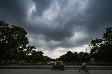 NEW DELHI INDIA HAZİRAN 30 HAZİRAN 2023 Man Singh Yolu 'nda gökyüzünde süzülen bulutlar 30 Haziran 2023' te Yeni Delhi Hindistan 'da şiddetli yağmurlar Delhi NCR' yi kirleterek birçok alanda suya gömülmeye ve Sanchit Khanna Hindustan Times 'ın trafik enkazları fotoğraflarına yol açtı. 