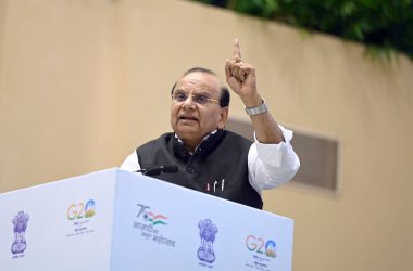 NEW DELHI INDIA 30 Haziran 2023 Delhi Valisi Vinai Kumar Saxena, 30 Haziran 2023 tarihinde Sanjeev Verma Hindusta tarafından Yeni Delhi Hindistan 'da Vigyan Bhawan' daki çeşitli departmanların atama mektuplarının dağıtımı sırasında konuşuyor.