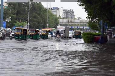 NEW DELHI INDIA 30 Haziran 2023 muson yağmurları sonrası ITO 'da sular altında kalan araçlar Yeni Delhi Hindistan' da 30 Haziran 2023 'te şiddetli yağmurlar Delhi NCR' yi sulara boğdu ve Sanjeev Verma Hindustan T fotoğraf: