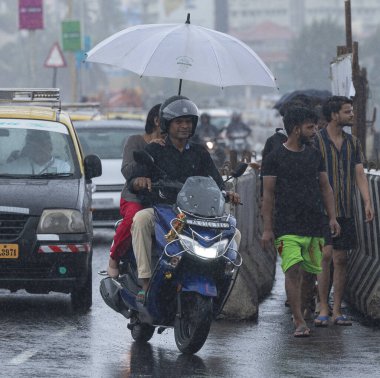 MUMBAI INDIA HAZİRAN 30 Haziran 2023 Deniz Kuvvetleri 'nde yağmurla ilgilenen insanlar 30 Haziran 2023' te Hindistan 'da Mumbai Fotoğrafı: Anshuman Poyrekar Hindustan Times 