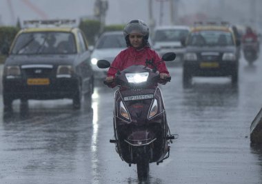 MUMBAI INDIA HAZİRAN 30 Haziran 2023 Deniz Kuvvetleri 'nde yağmurla ilgilenen insanlar 30 Haziran 2023' te Hindistan 'da Mumbai Fotoğrafı: Anshuman Poyrekar Hindustan Times 