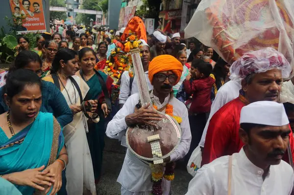 stock image MUMBAI INDIA JUNE 29 2023 Pilgrims participate in the Dindi procession on the occasion of Ashadhi Ekadashi at Vitthal Mandir at Wadala on June 29 2023 in Mumbai India Photo by Bhushan Koyande Hindustan Times 