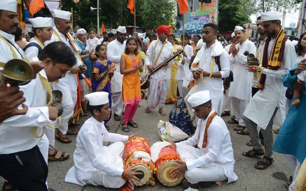 stock image MUMBAI INDIA JUNE 29 2023 Pilgrims participate in the Dindi procession on the occasion of Ashadhi Ekadashi at Vitthal Mandir at Wadala on June 29 2023 in Mumbai India Photo by Bhushan Koyande Hindustan Times 