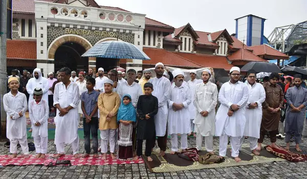 stock image MUMBAI INDIA JUNE 29 2023 Muslims offer namaz outside Bandra Station on the occasion of Eid al Adha on June 29 2023 in Mumbai India Eid ul Adha also known as Bakra Eid Bakrid Eid al Adha Eid Qurban or Qurban Bayarami is Islamic festivals celebrated b