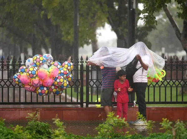 YENİ DELHI INDIA 30 HAZİRAN 2023 Kartavya Yolu çimlerinde 30 Haziran 2023 'te aniden sağanak yağmur yağarken yakalandı. Delhi NCR' de çeşitli bölgelerde su ve trafik tuzakları kuruldu. Fotoğraf: Vipin Kumar Hindu