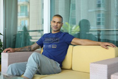 NEW DELHI, INDIA - 6 Ekim 2023: Hintli kriket oyuncusu Shikhar Dhawan, 6 Ekim 2023 tarihinde Hindistan 'ın Yeni Delhi kentinde yayınlanan özel bir röportajda poz verdi. 