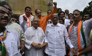 MUMBAI INDIA SEPTEMBER 12024 MVA lideri Uddhav Thackeray Shivsena UBT Sharad Pawar NCP ve Nana Patole Kongresi, Hutatma Chowk 'tan Hindistan' ın Kapısı 'na protesto yürüyüşü sırasında Chhatrapati Shivaji Maharaj Heykeli' ne saygılarını sunar.