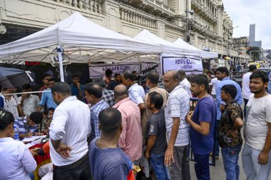 KOLKATA INDIA SEPTEMBER 12024 Tıp Fakültesi 'nin genç doktorlarını ve Batı Bengal Gençlik Doktorları Cephesi' nin girişimi WBJDF tarafından 1 Eylül 2024 tarihinde Esplanade 'de Abhaya Kliniği adlı ücretsiz sağlık kampı kuruldu.