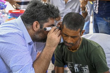 KOLKATA INDIA SEPTEMBER 12024 SSKM Tıp Fakültesi ve Hastanesi 'nin genç doktorlarını protesto eden ve Batı Bengal Çocuk Doktorları Cephesi WBJDF' nin girişimiyle 1 Eylül 2024 'te Rabindra Sadan yakınlarındaki Abhaya Kliniği adlı ücretsiz sağlık kampı kuruldu. 