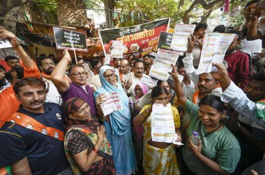 NEW DELHI INDIA SEPTEMBER 12024 Delhi BJP Başkanı Virendra Sachdeva Jhuggi Jhopri Jan Akrosh gösterileri sırasında Chitra Vihar JJ Basti 'deki varoş ve hizmet kolonisi sakinlerinin 120 Eylül' de karşılaştıkları sorunları vurgulamak için diğer liderlerle birlikte